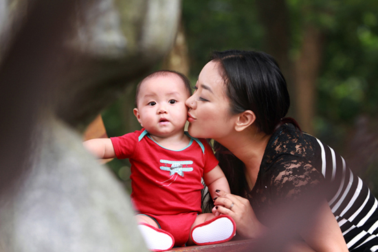 Bé Hoàng Nam cậu bé hay cười và hiếu động, không mấy khi chịu nằm yên một chỗ.