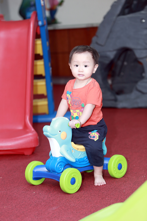 Bé Hoàng Nam (tên đạo: Salem) ra đời sau chị gái Selina vài phút.