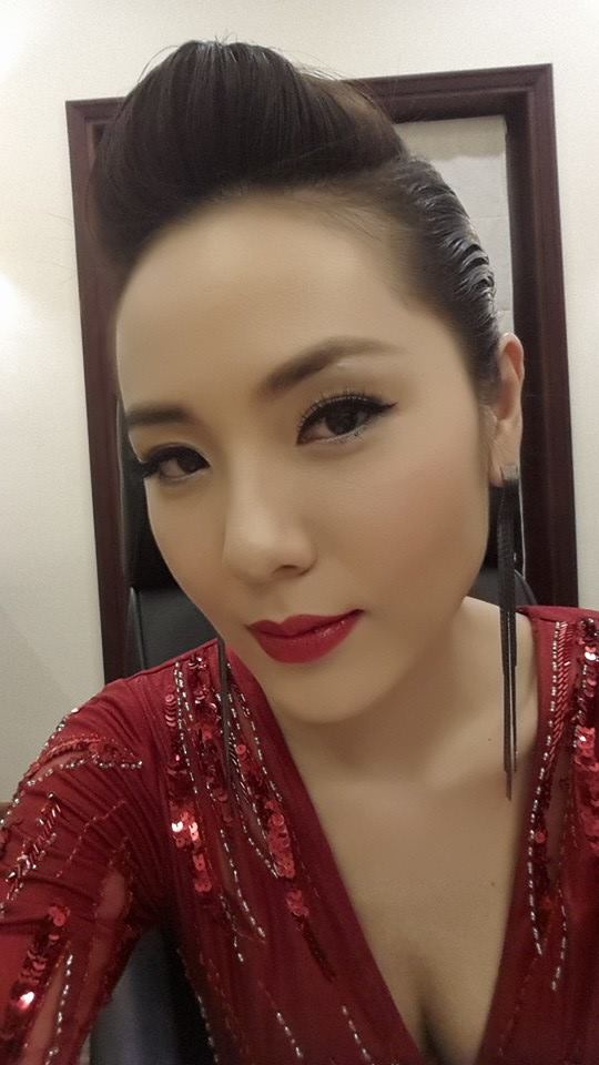 Phương Linh tự trang điểm trước khi lên sân khấu.