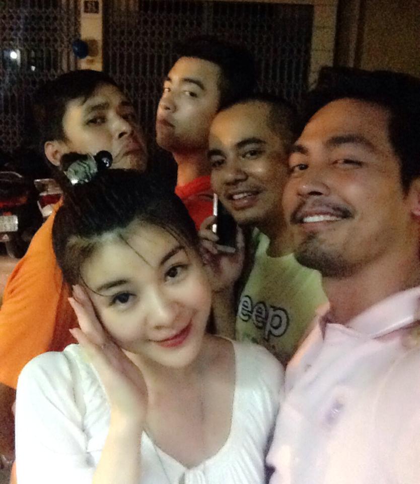 MC Phan Anh và diễn viên Kiều Oanh vui vẻ trong một bữa tiệc của một người bạn.