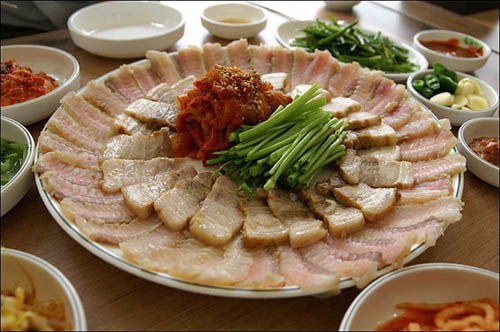 Cá đuối lên men Hàn Quốc (Hongeo). Nguyên liệu chính của hongeo là thịt cá đuối đánh bắt từ biển khơi. Khi đánh bắt về, người ta xếp cá vào ngăn đá và để chúng tự lên men như thế trong vòng một tháng.