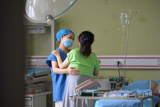 Vì nhiều lý do phức tạp, Guo Jia lựa chọn sinh mổ.