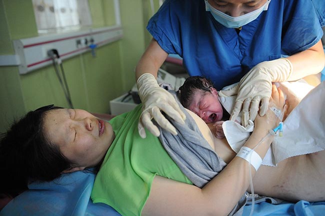 Lần da tiếp da đầu tiên của Guo Jia và con.