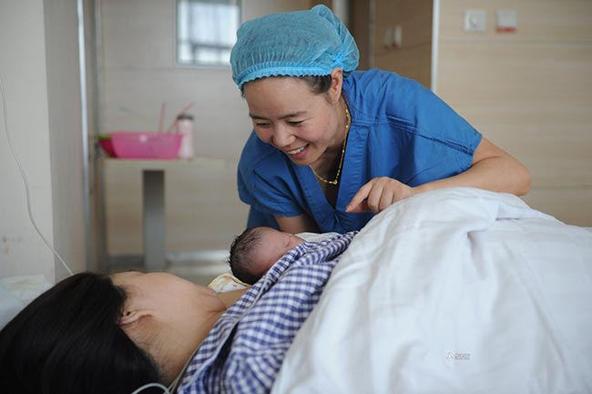 Bà bầu 9x mỉm cười trong niềm hạnh phúc vô bờ.