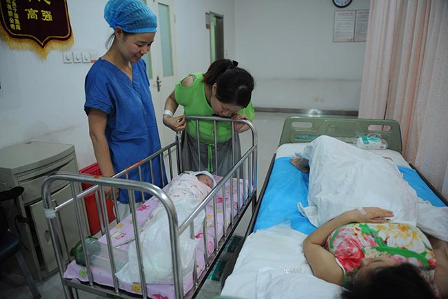 Trên đường đi ra phòng mổ, thai phụ 9x không cầm lòng, dừng để cưng nựng một em bé mới chào đời.