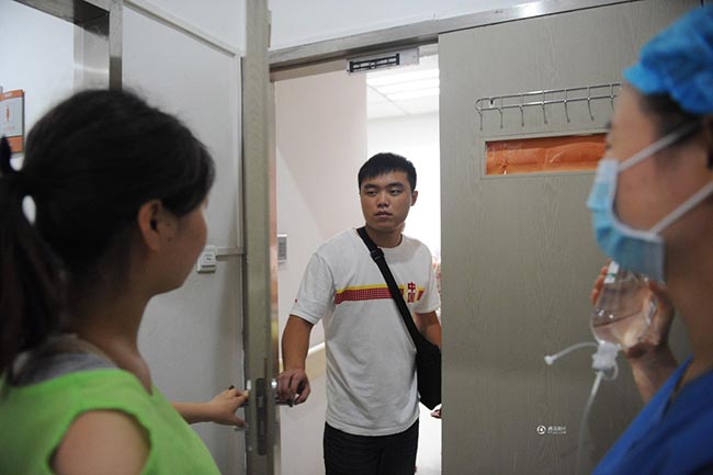 Trước khi Guo Jia vào phòng mổ,  chồng cô đòi vào gặp vợ để an ủi, động viên.