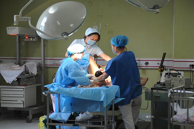 Ca mổ bắt đầu ngay sau đó. Guo Jia được nằm lên bàn mổ, trong phòng có 3 người: 2 bác sỹ mổ và 1 y tá hỗ trợ.
