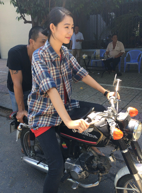 Để có màn chạy môtô, khoe vẻ hầm hố, Trà My phải mất nhiều ngày tập sử dụng loại xe vốn chỉ dành cho nam giới.
