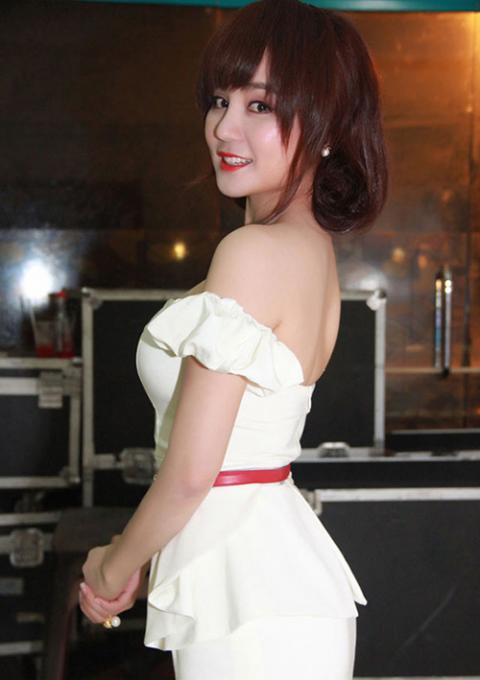 Tóc búi hờ khiến cô trẻ trung hơn.
