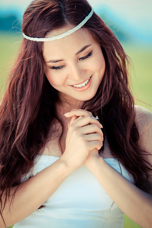 Kiểu tóc xoăn lọn nhỏ, trán làm bờm đã thành thương hiệu của Vi Oanh