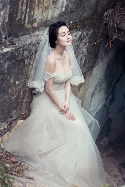 Khi chụp ảnh với váy cưới tóc búi hờ cũng được cô lựa chọn.