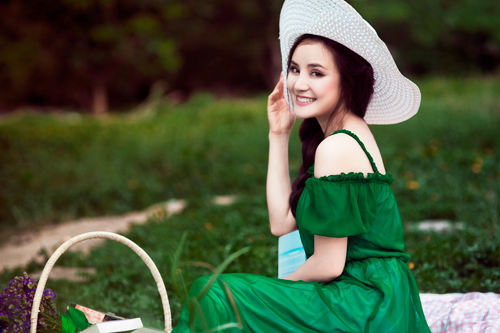 Tóc kết kết hợp với mũ khiến cô trông đáng yêu hơn.