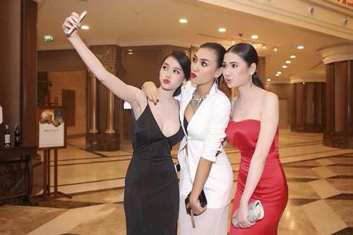 Với phong cách này, ngày Linh Chi thay thế đàn chị sẽ không còn xa nữa.