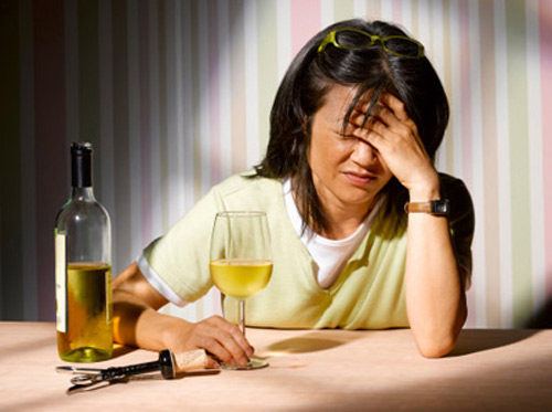 Giải cơn say rượu. Những người đang say rượu nếu ngay lập tức uống một vài ly nước ấm có thể pha loãng rượu hiệu quả, bảo vệ gan, đồng thời bù đắp một lượng lớn nước cần thiết bị mất đi do nôn mửa.