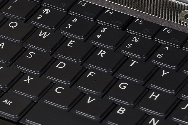 Lau sạch bàn phím máy tính. Bàn phím laptop của bạn sẽ bóng đẹp như mới chỉ cần thấm dung dịch tẩy màu sơn móng tay lên một miếng mút rồi nhẹ nhàng lau các phím bấm trên laptop.