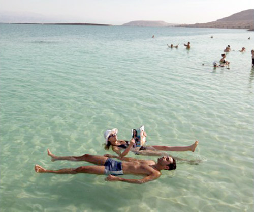Hồ Dead Sea (nằm giữa Israel và Jordan) hay còn gọi là hồ Biển Chết là một điểm du lịch vô cùng thú vị. Bạn sẽ không lo bị chết đuối khi bơi, bởi lượng muối trong hồ cao gấp 10 lần so với nước biển sẽ khiến Sh88bet đăng ký miễn phí bạn luôn nổi trên mặt nước.