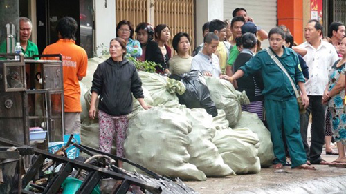 Nhiều hộ dân bên cạnh lo sợ đám cháy lây lan nên di dời tài sản ra đường.