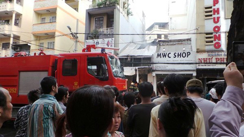 Đến hơn 7h sáng cùng ngày, mái của ngôi nhà xảy ra hoả hoạn vẫn còn bốc khói. Hàng trăm người dân tập trung theo dõi công tác cứu hộ. Tuyến đường Nguyễn Trãi bị phong toả hoàn toàn.