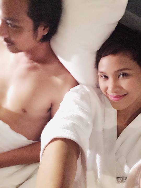 Siêu mẫu 9x Phương Mai công khai bức ảnh trên giường với người đàn ông lạ mặt kèm chú thích 'sáng sớm vào khách sạn hú hí với giai lạ'. Song ai cũng nghĩ rằng người đàn ông kia không phải là bạn trai mà chỉ là bạn diễn của cô.