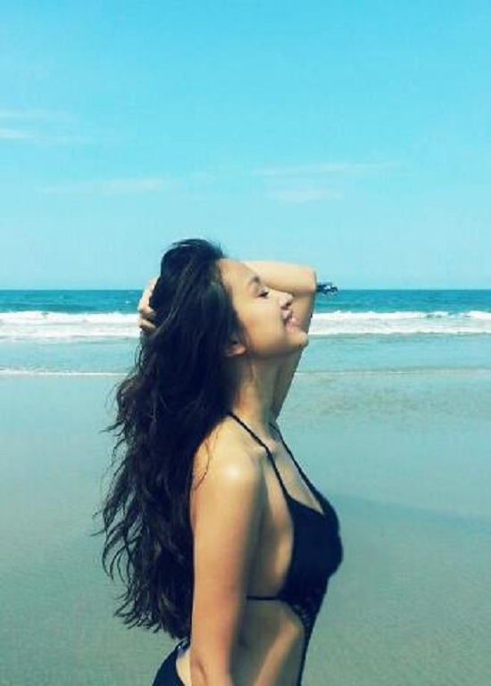 Ở góc nhìn nghiêng, nữ MC khoe được vòng 1 đầy sức sống và vòng bụng phẳng lì.