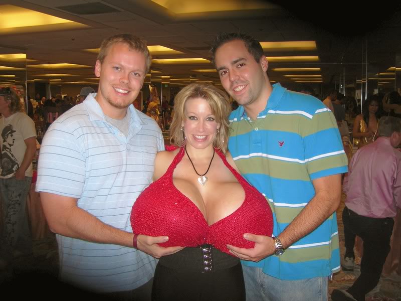 Chelsea Charms. Thông thường, lượng silicon bơm vào cặp “đào tiên” chỉ dao động ở khoảng 400-500 cc, nhưng Chelsea Charms lại đưa vào “gò bồng đảo” tới 1.200 cc. Kết quả, vòng ngực của cô “hô biến” lên con số 160 cm và trở thành một trong những bộ ngực vĩ đại nhất thế giới thời điểm hiện tại.