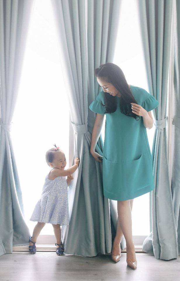 Dù bận rộn nhưng cô luôn dành thời gian cho con gái yêu của mình.