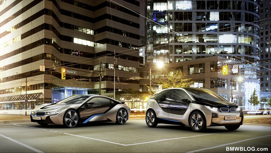 BMW i8 và i3 có giá lần lượt là 94.845 (khoảng 3,2 tỷ đồng) và 25.680 - 28.830 bảng Anh (khoảng 880 - 990 triệu đồng). BMW I8 có thể vừa chạy xăng vừa chạy điện, động cơ xăng 3 xi-lanh TwinPower Turbo 1.5L.