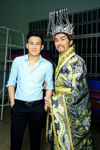 Hai anh em Dương Triệu Vũ và Hoài Linh trong hậu trường một show diễn.