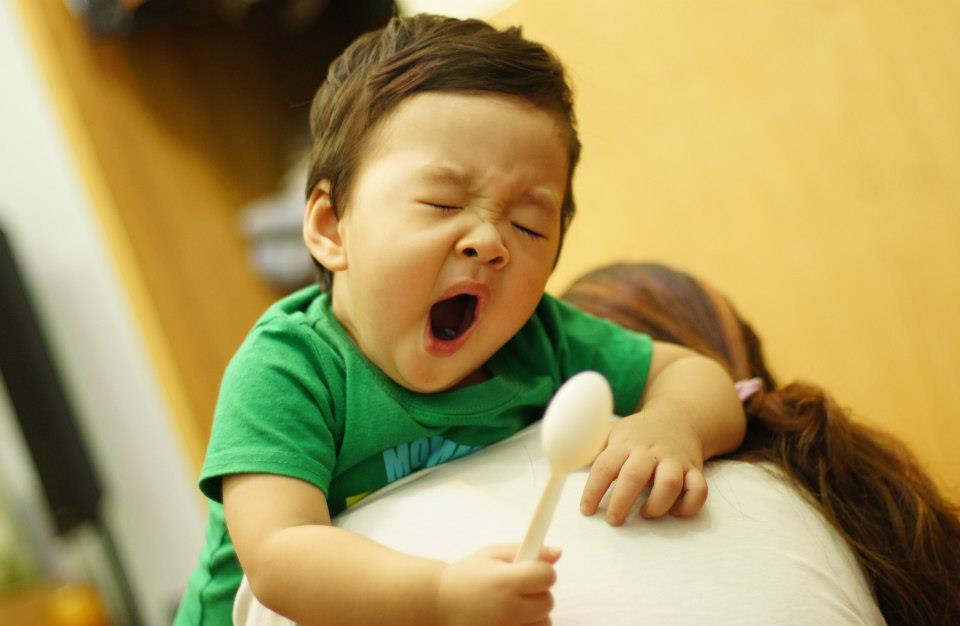 Thậm chí cậu bé còn giống bố cả từ biểu cảm trên gương mặt.