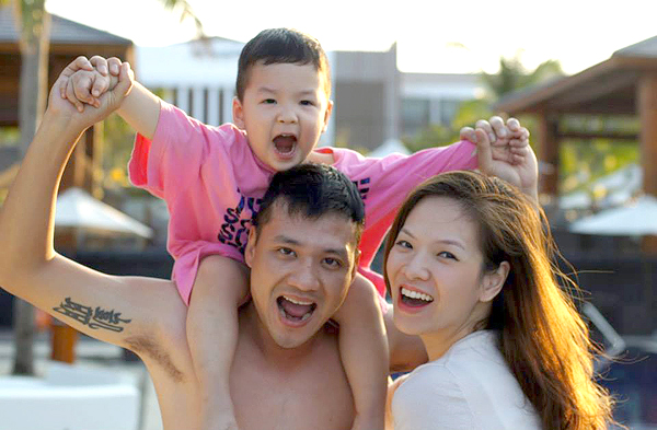 Đan Lê được coi là một mỹ nhân đi 'đẻ thuê' hai lần cho nhà chồng nổi tiếng. Cả cậu cả và cậu hai đều giống đạo diễn Khải Anh từng chân tơ kẽ tóc.