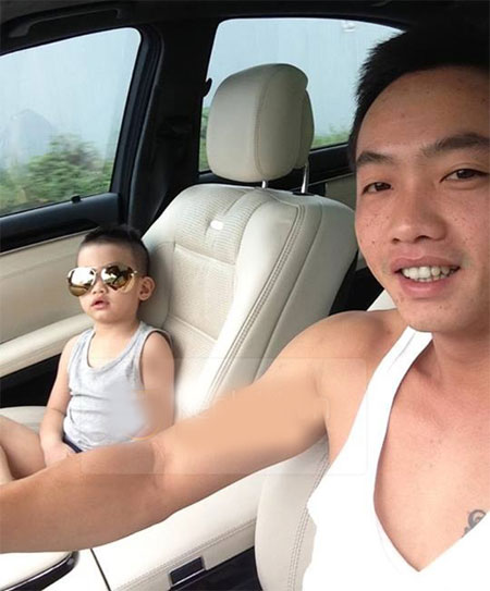 Cường Đô La cũng rất tự hào về bản sao của mình nên đi đâu anh cũng mang theo con và luôn thích khoe con.