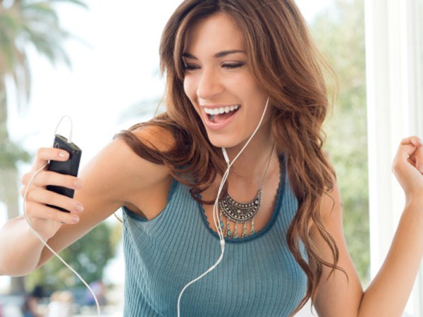 Bà bầu nên thường xuyên nghe nhạc, sẽ giúp tinh thần thoải mái và trẻ trung yêu đời hơn.