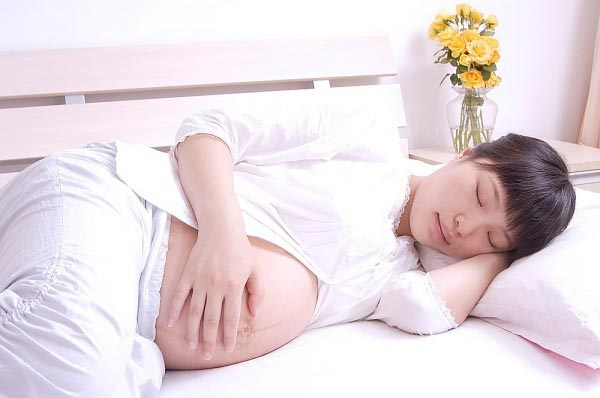 Thư giãn và dùng kem che khuyết điểm cho vùng mắt. Khắc phục tạm thời bằng cách cho một chiếc thìa vào tủ lạnh chừng 10 phút rồi để thìa lên mắt vài phút; Hoặc dùng kem che khuyết điểm cho vùng da quanh mắt.