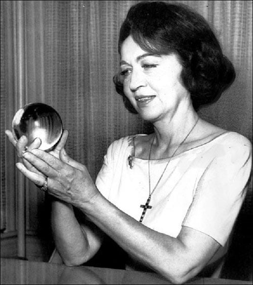 Jeane Dixon (1904 - 1997) là người gốc Đức nhưng định cư tại Mỹ.