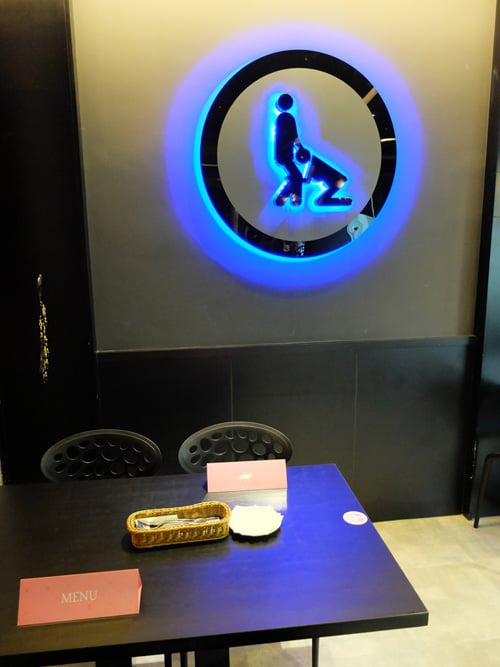 Nội thất bên trong cũng không có gì đặc biệt, nhưng quan sát kỹ bạn sẽ thấy nhiều thứ không phải cửa hàng nào cũng có.