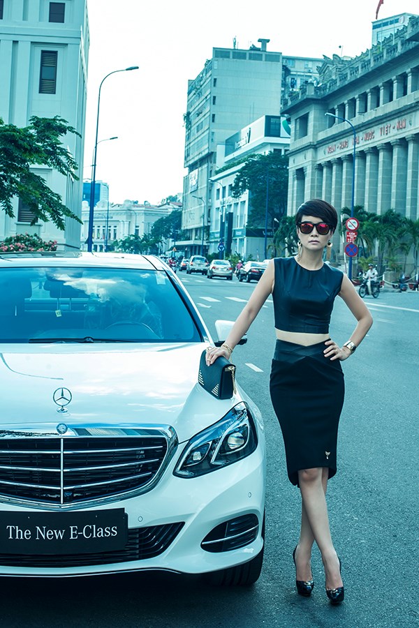 Theo những thông tin được tiết lộ, 'xế yêu' vừa tậu của nữ diễn viên, đạo diễn đa tài này thuộc dòng E-Class mới có giá dao động từ 1,9-2,7 tỷ đồng ở Việt Nam.