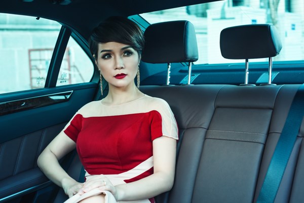 Mái tóc ngắn cá tính kết hợp với Shbet111 kèo cá cược world cup tao nhã bật lên vẻ tinh tế của người đẹp.