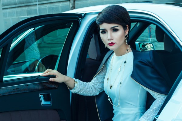 Sau chiếc xế khủng 2 cửa, mới đây ngôi sao 'Những ngọn nến trong đêm' Mai Thu Huyền không tiếc tiền mua chiếc xế hộp mới cáu cạnh của hãng Mercedes.