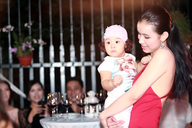 Trong khi đó, con gái cô chỉ giống mẹ duy nhất cặp mắt hai mí. Toàn bộ những đường nét còn lại là của cha. Thùy Lâm tự nhận mình như người đi 'đẻ thuê' cho nhà chồng.