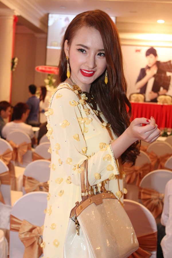 Angela Phương Trinh ngày càng xinh đẹp với những Link Vào SHBET88 Mới Nhất mới.