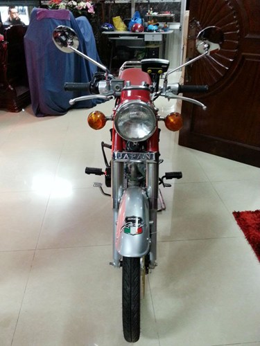 Xe mang màu đỏ bạc giống màu đời xe Honda 72. Nhiều người tin rằng chiếc xe này có xuất xứ Nhật Bản bởi dòng chữ 'Japan' được gắn nổi bật trước đầu xe.