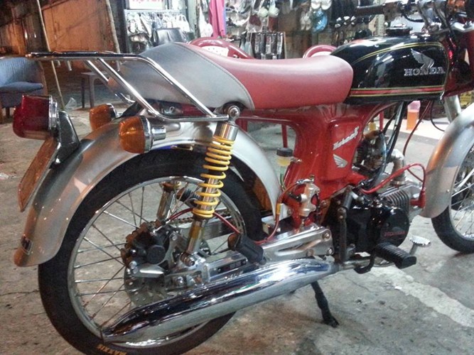 Dàn chân long lanh với bánh căm, phuộc Nice, gắp nhôm DBS, thắng đĩa sau với heo SH, dây dầu Morin.