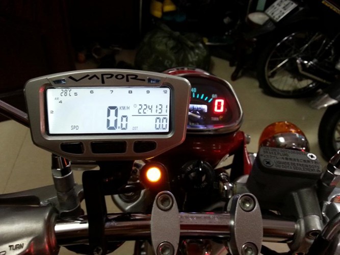 Nhiều đồ chơi được gắn trên dàn đầu như: ghi đông Daytona, cùm tăng Domino, đồng hồ Vapor, đồng hồ zin độ báo số điện tử.