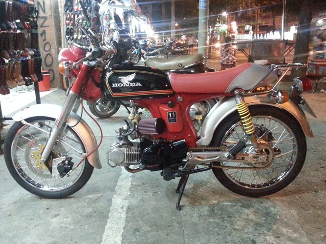 Xe cũng được trang bị thắng đĩa trước với dĩa YaZ. Chiếc xe toát lên vẻ hầm hố và cá tính.