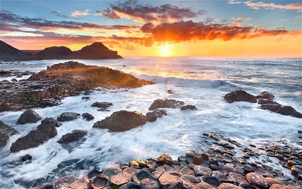 Nhưng nếu đến vùng Country Antrim, bờ biển thuộc khu vực Đông Bắc Ireland, hẳn bạn sẽ bất ngờ khi bắt gặp người 'anh em sinh đôi' của ghềnh đá đĩa Phú Yên này.