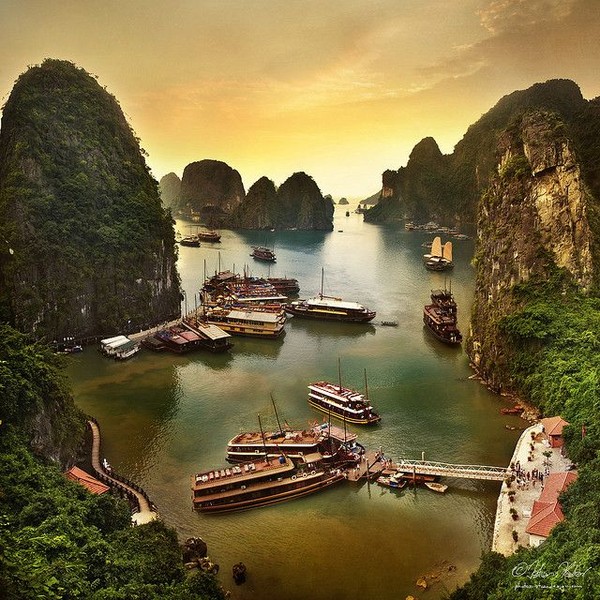 Vịnh Hạ Long là một trong những Di sản Thiên nhiên thế giới được UNESCO công nhận và là điểm đến du lịch nổi tiếng trong nước.