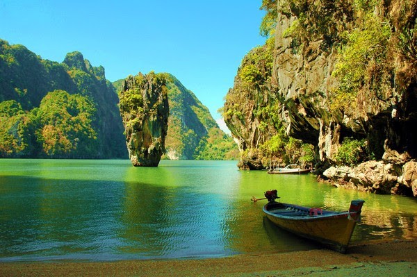 Tuy nhiên, ít người biết được ở ngay đất nước láng giềng với chúng ta cũng tồn tại một địa danh có địa hình tương tự. Đó là Vịnh Phang Nga (Koh Phang Nga) ở Thái Lan.