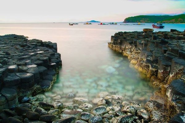 Ghềnh đá đĩa ở Việt Nam nằm cách thành phố Tuy Hòa (Phú Yên) khoảng 40km. Những khối đá hình lục giác, màu đen tuyền nằm san sát nhau như những chồng đĩa lớn, độc đáo.