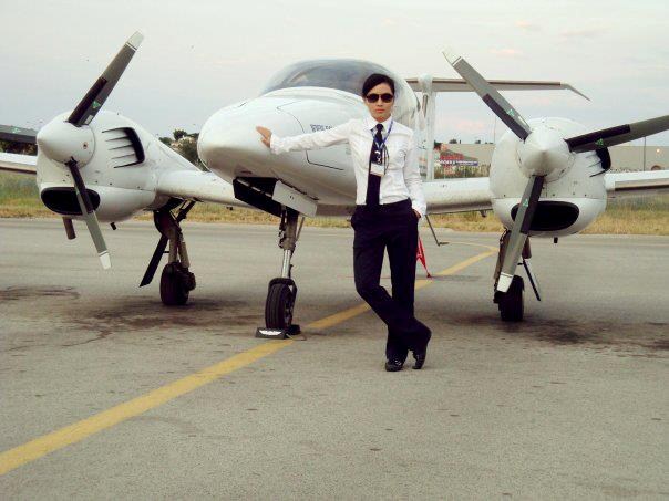 Nhung chia sẻ: Trong ngành hàng không, mỗi lần nâng cấp bậc tùy thuộc vào tổng giờ bay của mỗi phi công. Đặc biệt, phi công cần có cách xử lý tình huống, trong mọi trường hợp phải kiên nhẫn và bình tĩnh để xử lý mọi vấn đề.