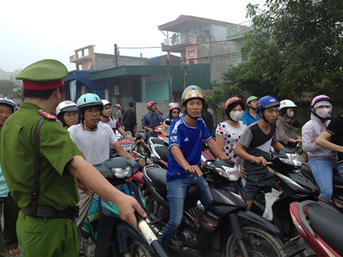 Lực lượng chức năng tiến hành phân luồng giao thông tránh ách tắc.